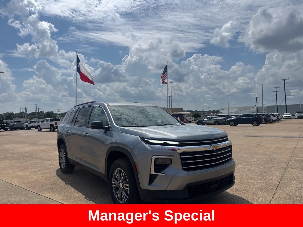 Used 2026 Chevrolet Traverse LT w/ Driver Confidence Package FWD image 1