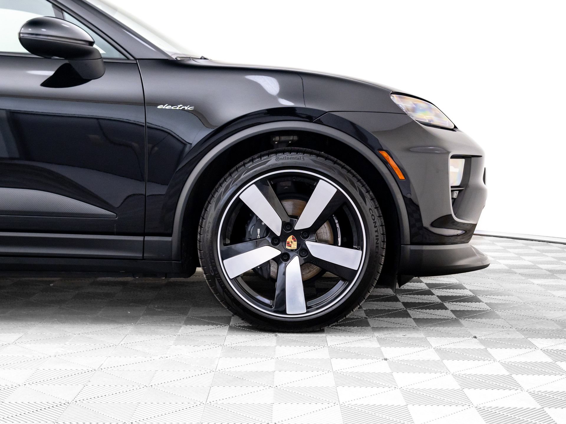 Certified 2025 Porsche Macan 4 Electric image 33