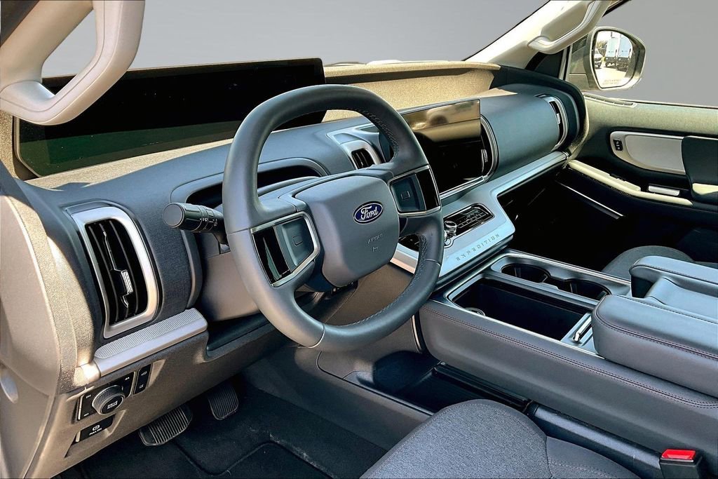 Used 2025 Ford Expedition Active image 17