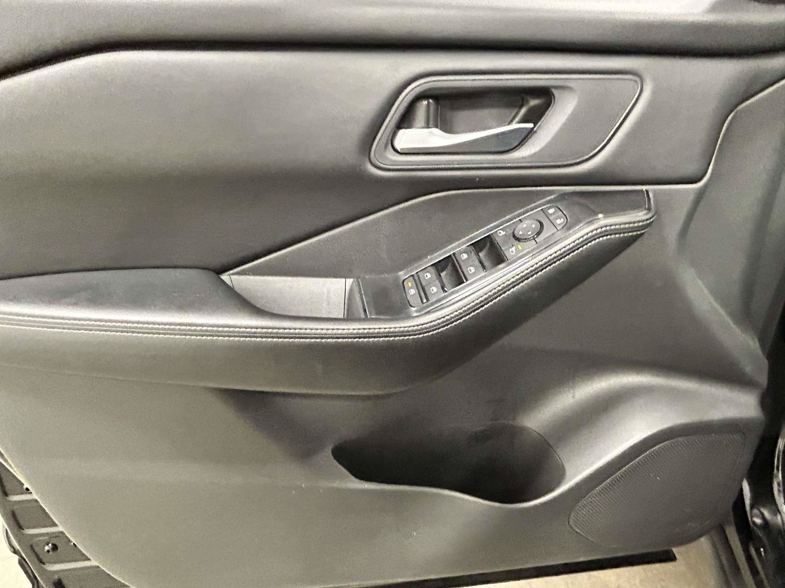 Used 2025 Nissan Rogue SV AWD/4WD image 12