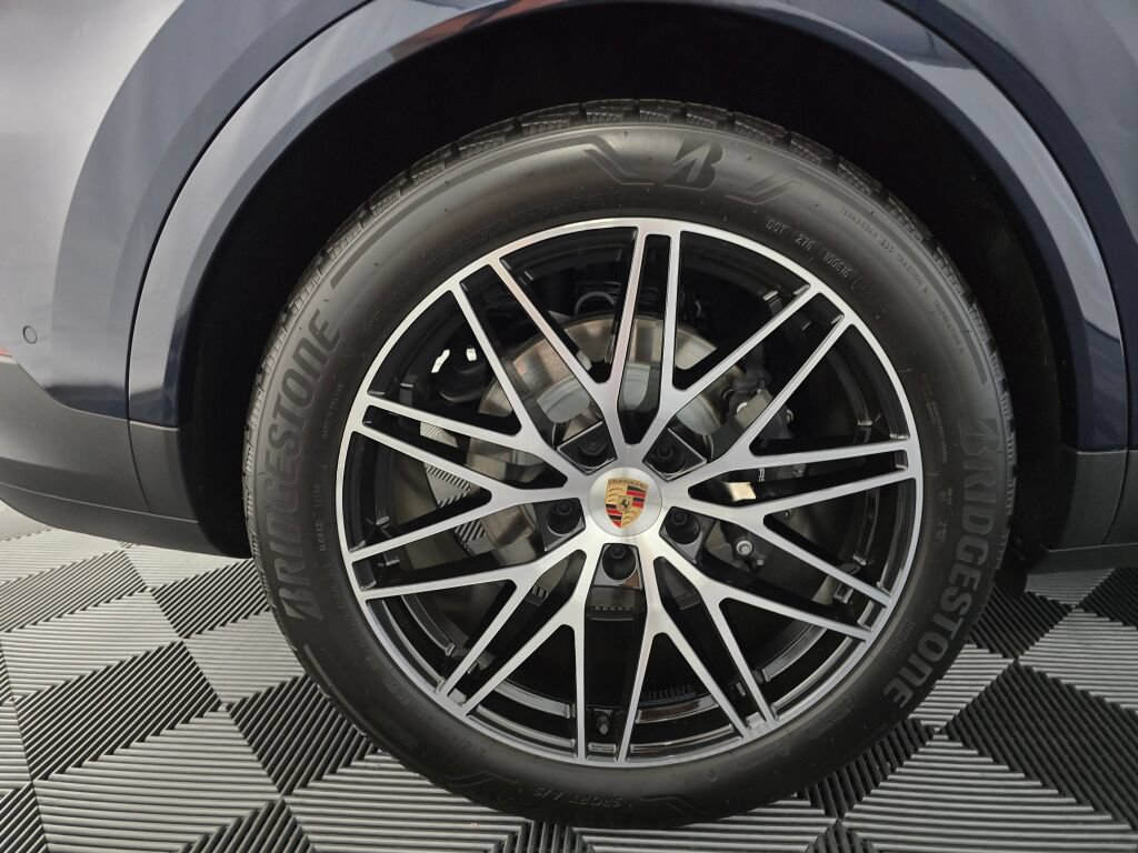 Certified 2025 Porsche Cayenne Coupe AWD/4WD image 24