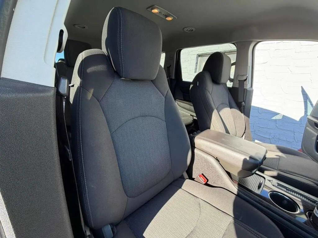 Used 2017 Chevrolet Traverse LT w/ Style and Technology Package image 15