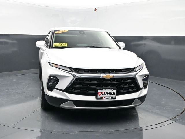Used 2025 Chevrolet Blazer LT AWD/4WD image 2