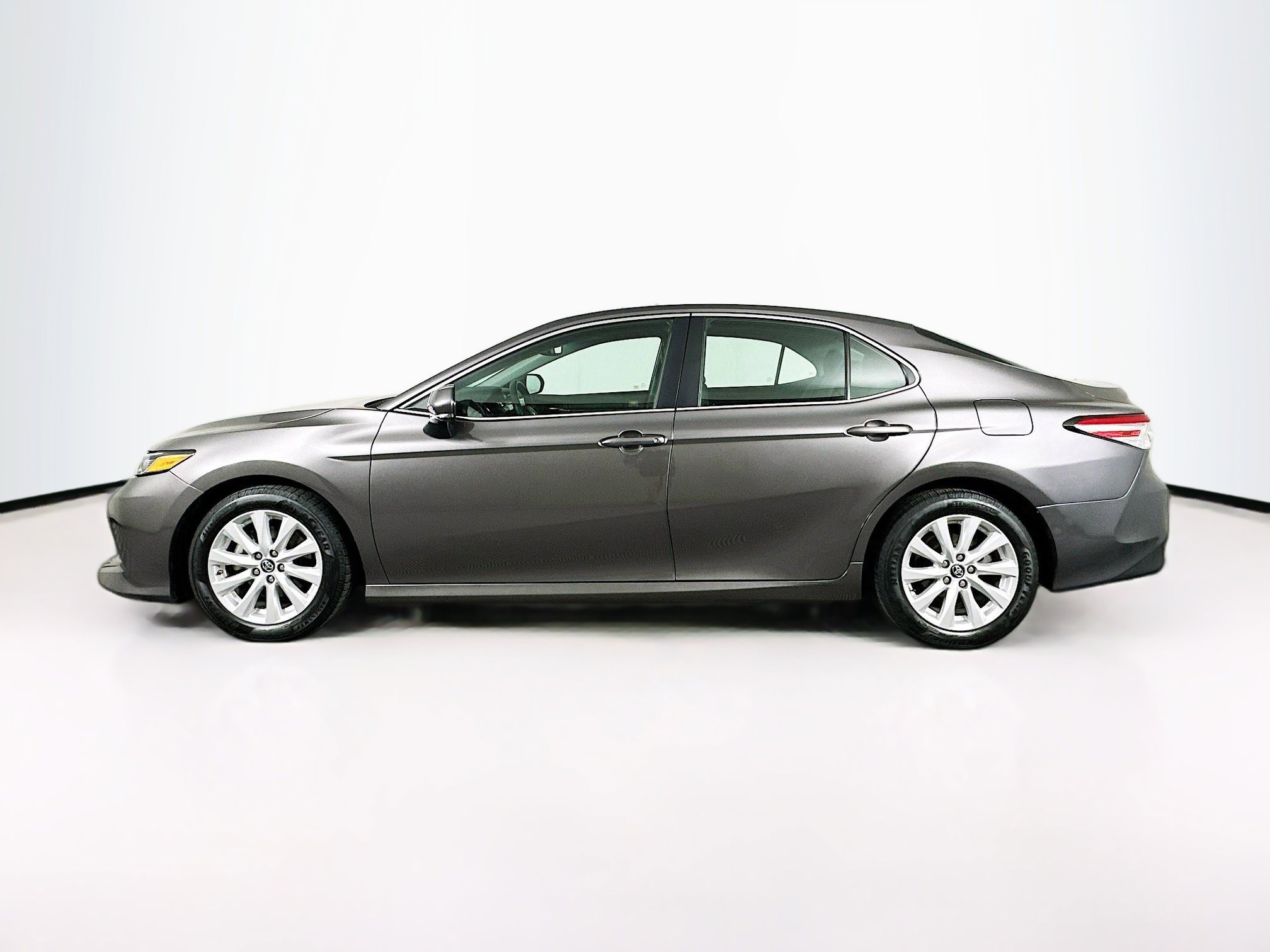 Used 2018 Toyota Camry LE w/ Convenience Package image 4