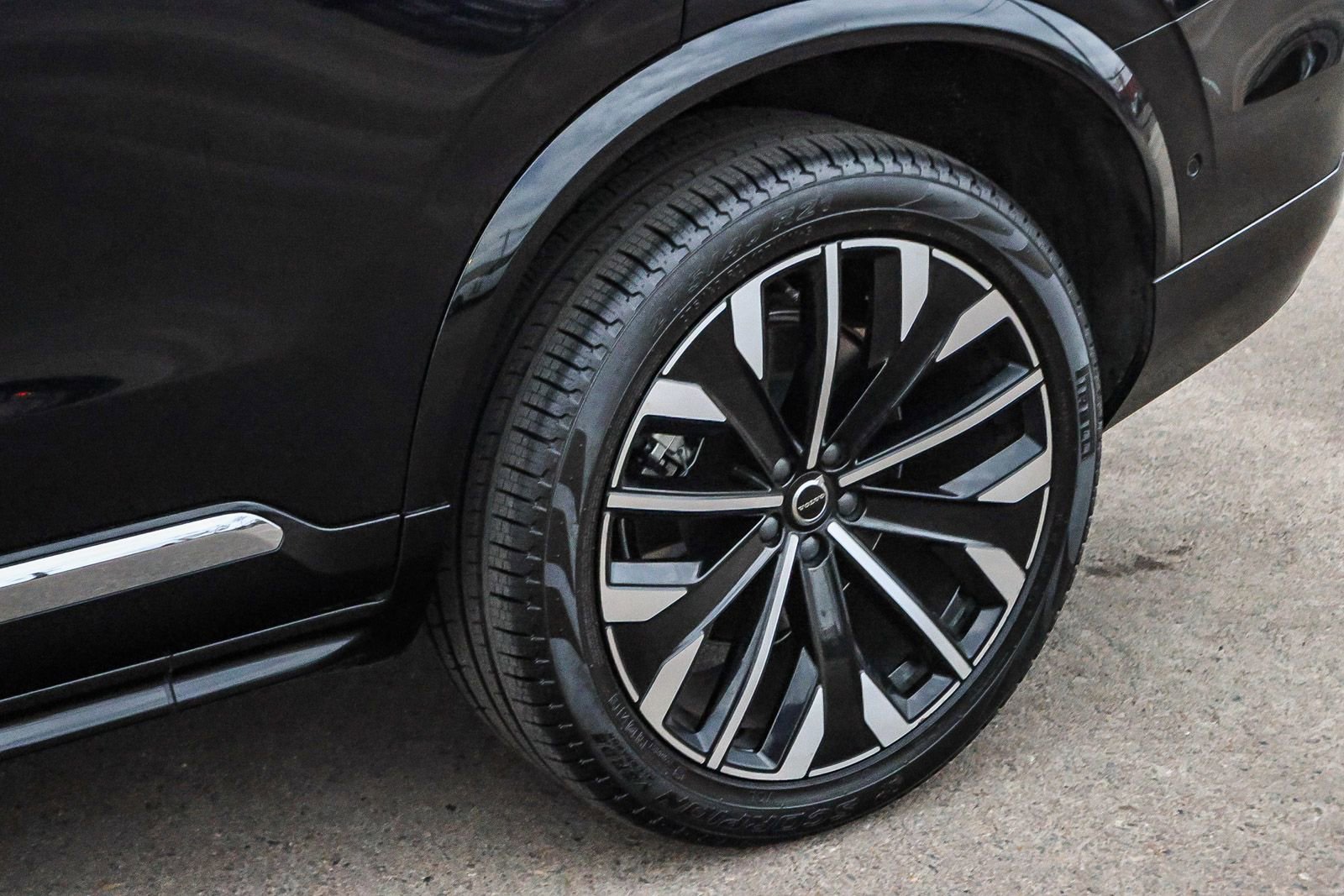 Used 2025 Volvo XC90 B6 Plus w/ Protection Package Premier image 11