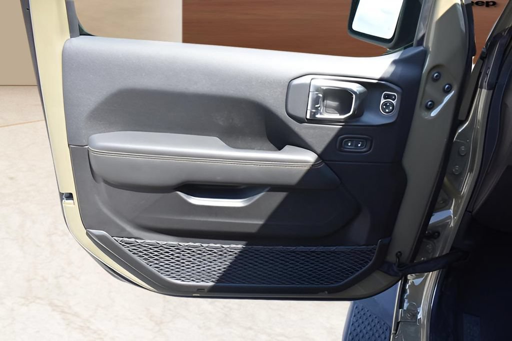 Used 2025 Jeep Gladiator Sport AWD/4WD image 10