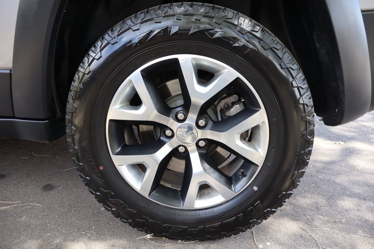 Used 2016 Jeep Cherokee Trailhawk w/ Cold Weather Group AWD/4WD image 42
