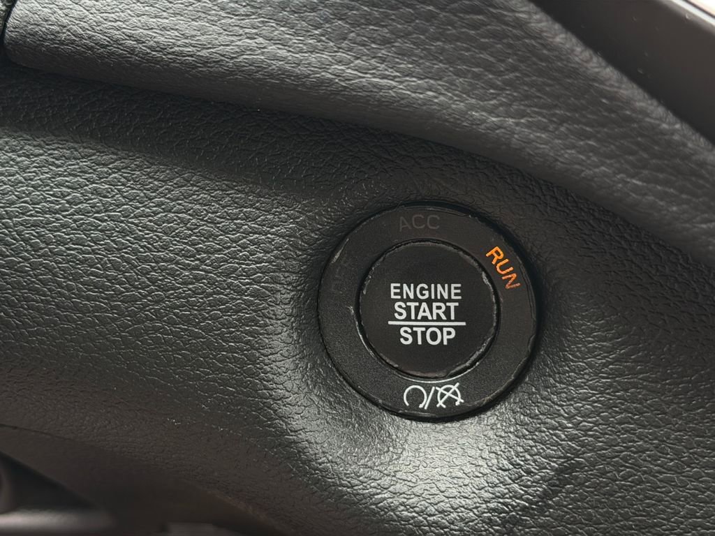 Used 2019 Jeep Cherokee Limited AWD/4WD image 16