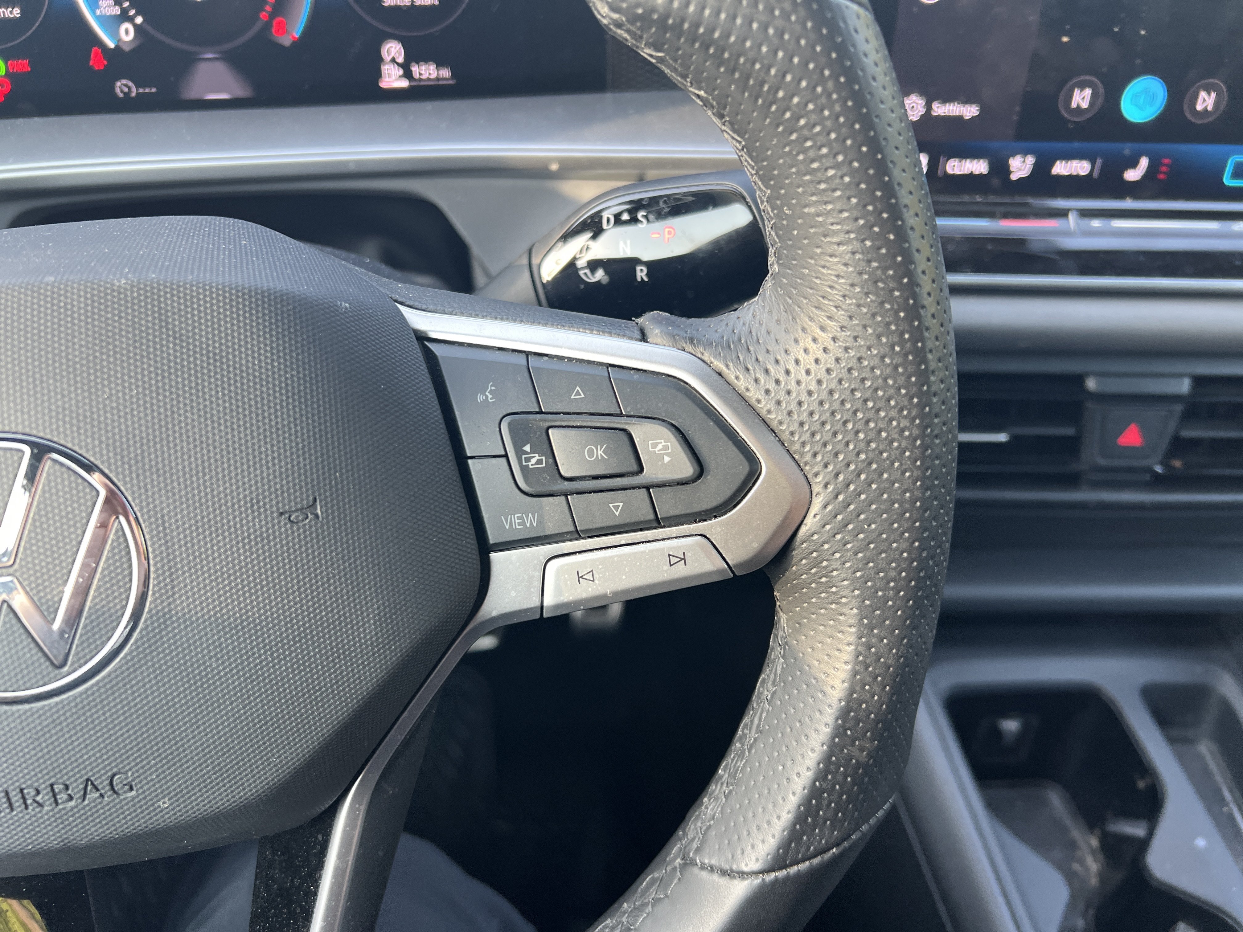 Certified 2025 Volkswagen Tiguan SE R-Line FWD image 17