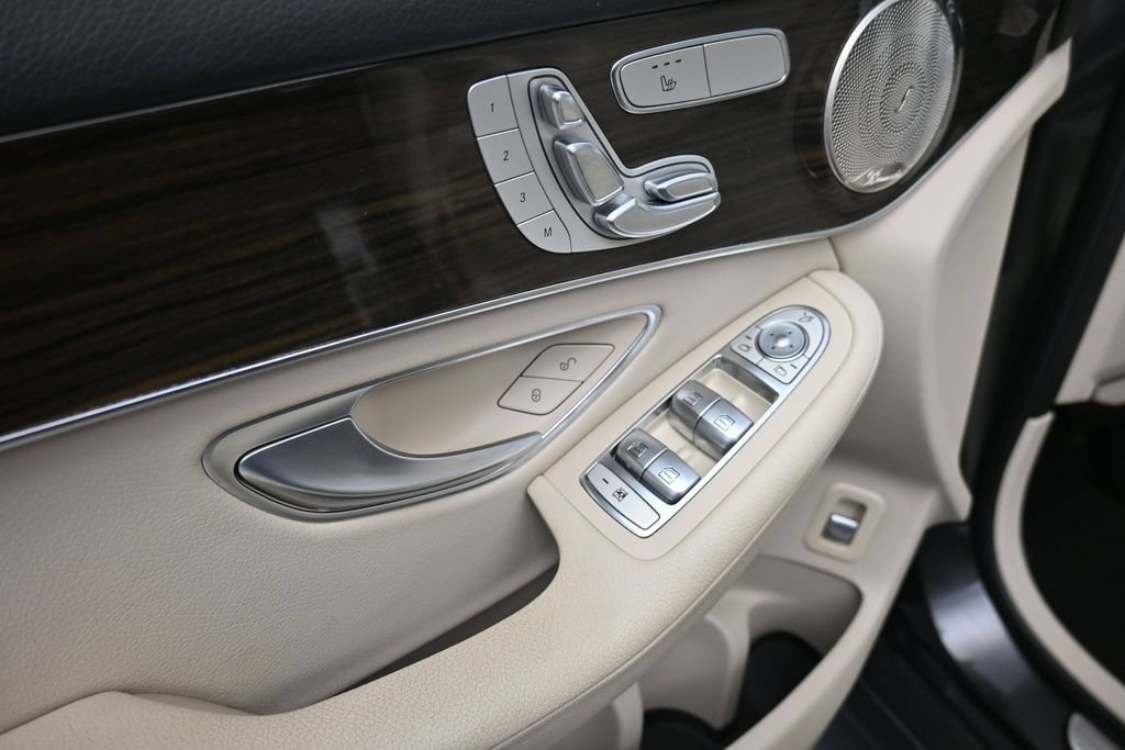 Used 2021 Mercedes-Benz GLC 300 4MATIC image 9