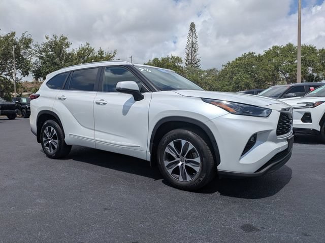 Used 2023 Toyota Highlander XLE AWD/4WD image 2