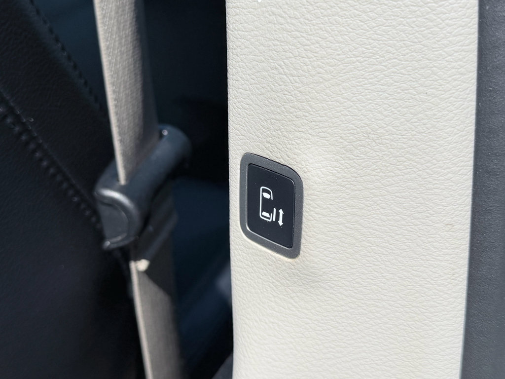 Used 2022 Chrysler Pacifica Touring-L FWD image 32