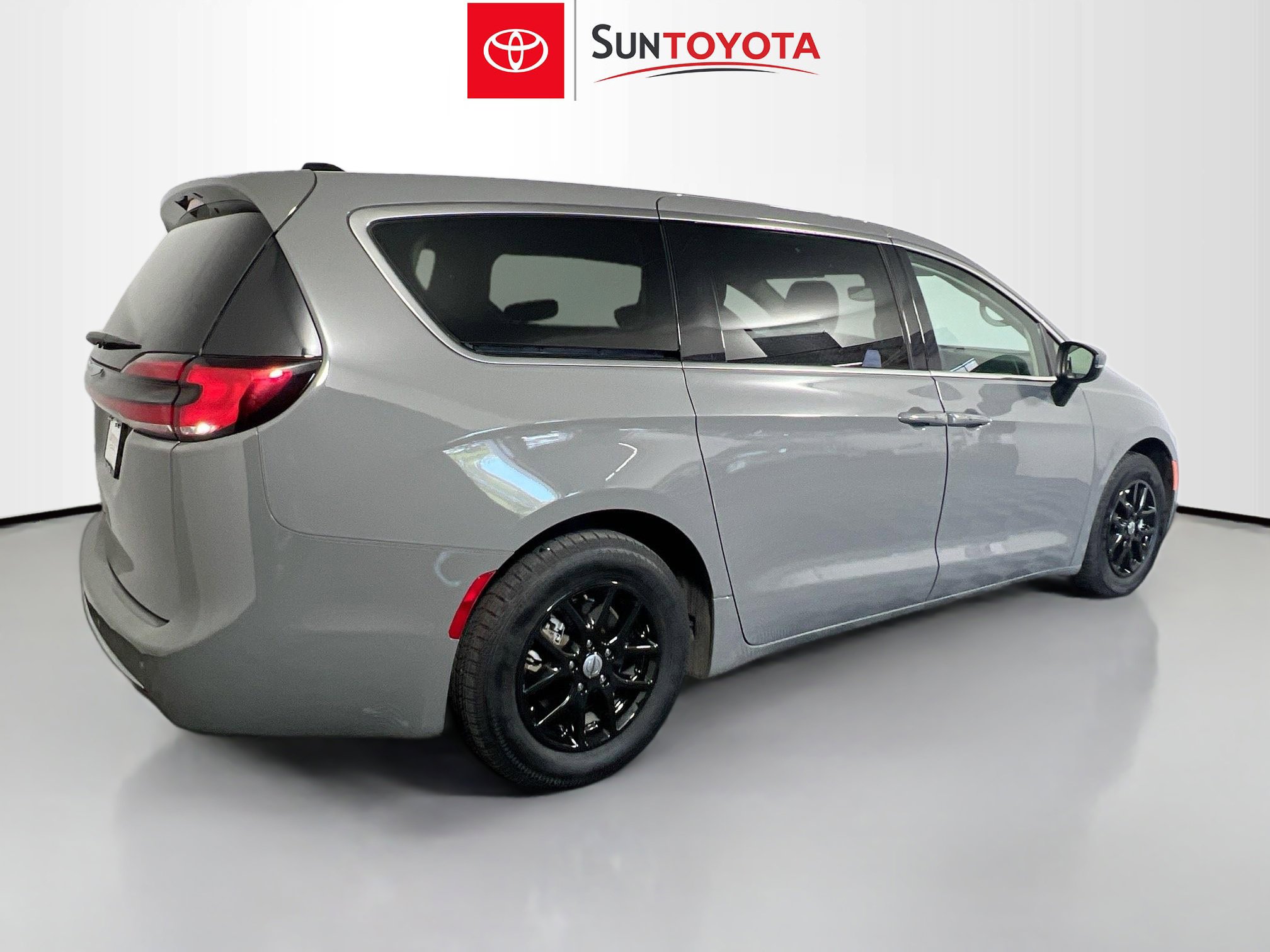 Used 2023 Chrysler Pacifica Touring-L image 4