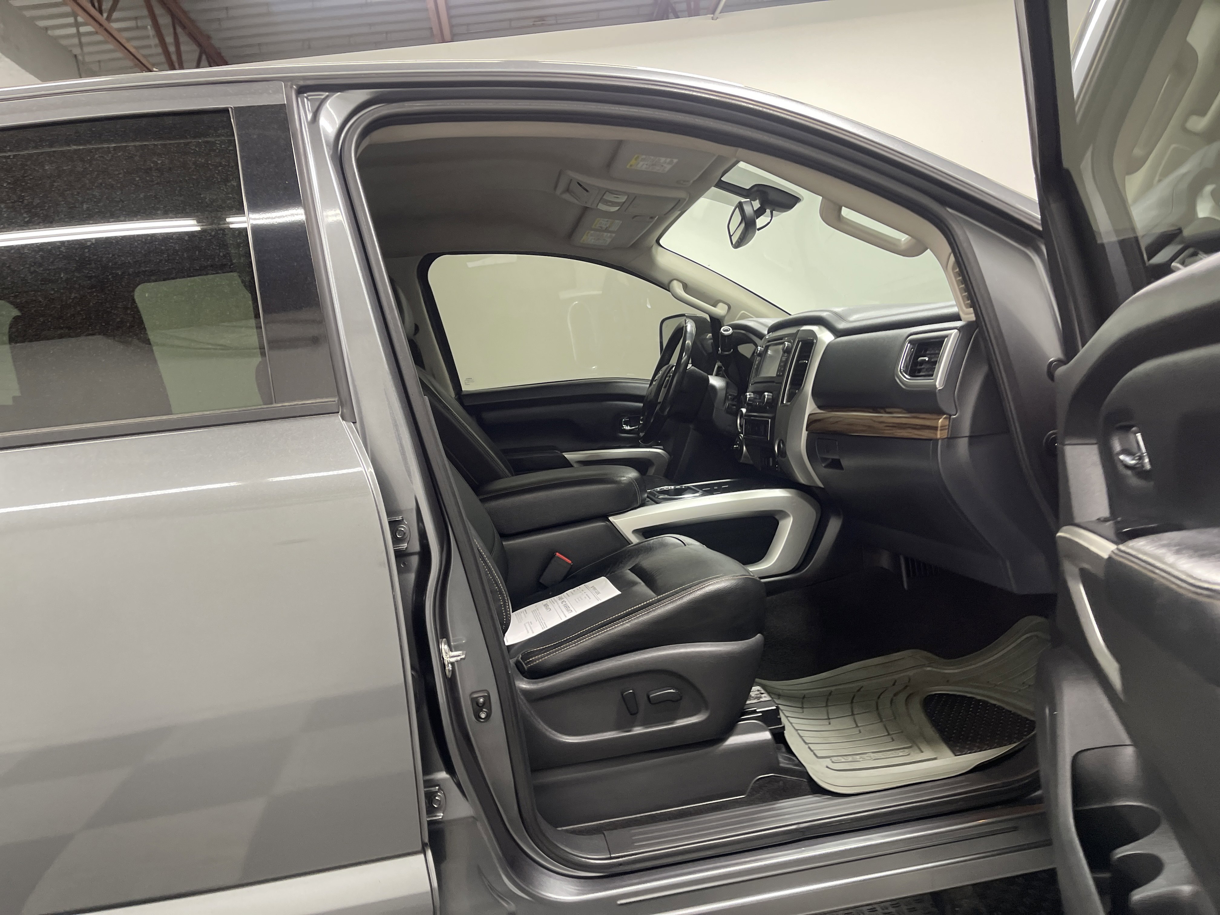 Used 2016 Nissan Titan SL AWD/4WD image 25