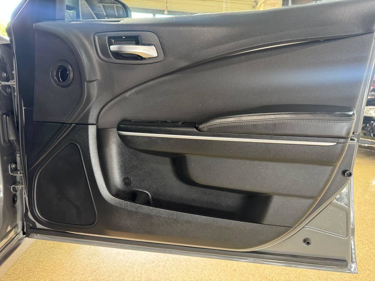 Used 2018 Dodge Charger SXT RWD image 10