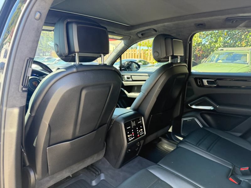 Used 2019 Porsche Cayenne Turbo AWD/4WD image 18