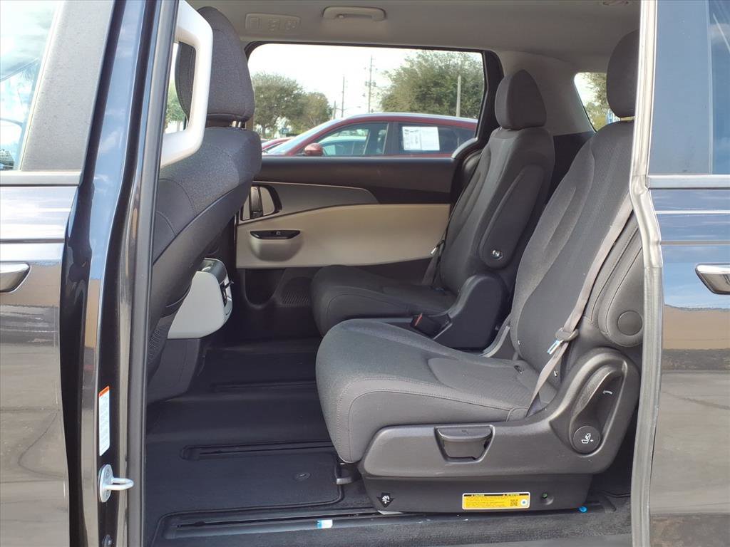 Used 2024 Kia Carnival LX image 17