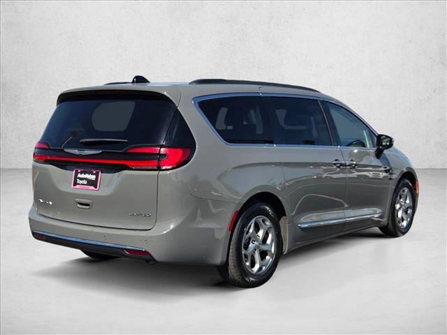 Used 2023 Chrysler Pacifica Limited image 5