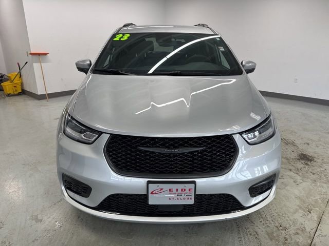 Used 2023 Chrysler Pacifica Touring-L w/ S Appearance Package video 3