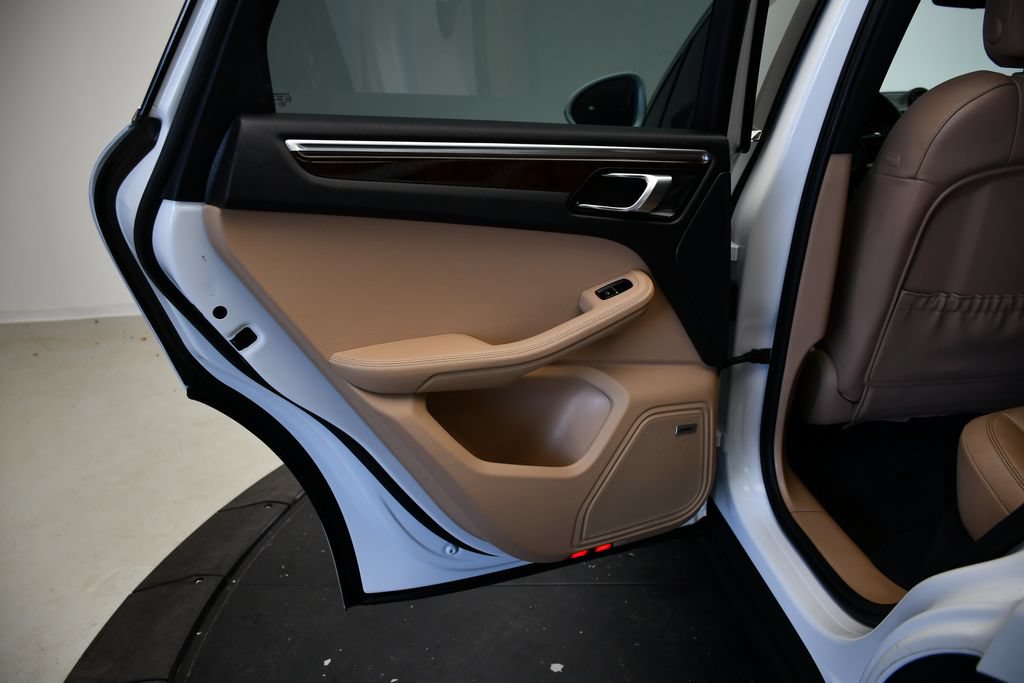 Certified 2023 Porsche Macan S AWD/4WD image 36
