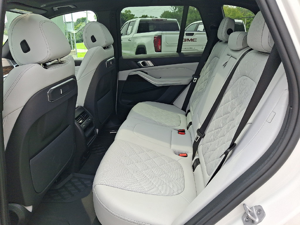 Used 2025 BMW X5 xDrive40i w/ M Sport Package AWD/4WD image 10