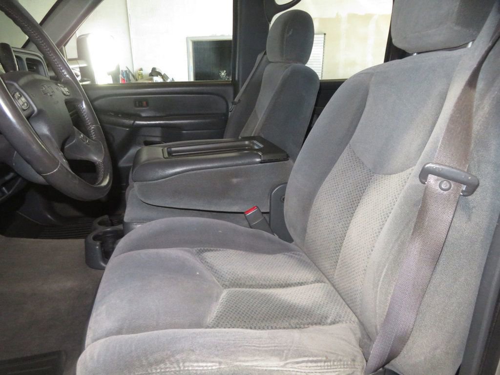 Used 2004 Chevrolet Silverado 2500 LS w/ Skid Plate Package AWD/4WD image 21