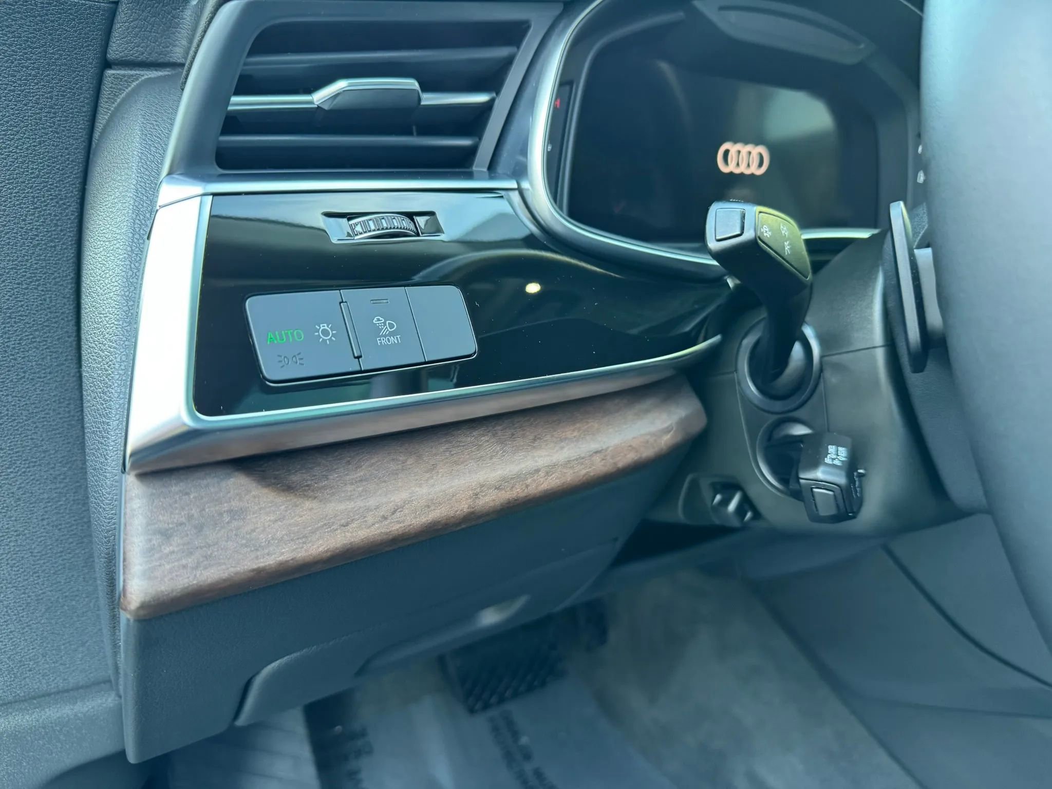 Used 2022 Audi Q8 Premium Plus AWD/4WD image 25