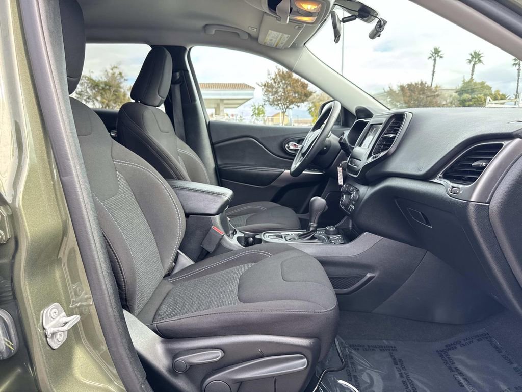 Used 2019 Jeep Cherokee Latitude w/ Popular Appearance Group image 29