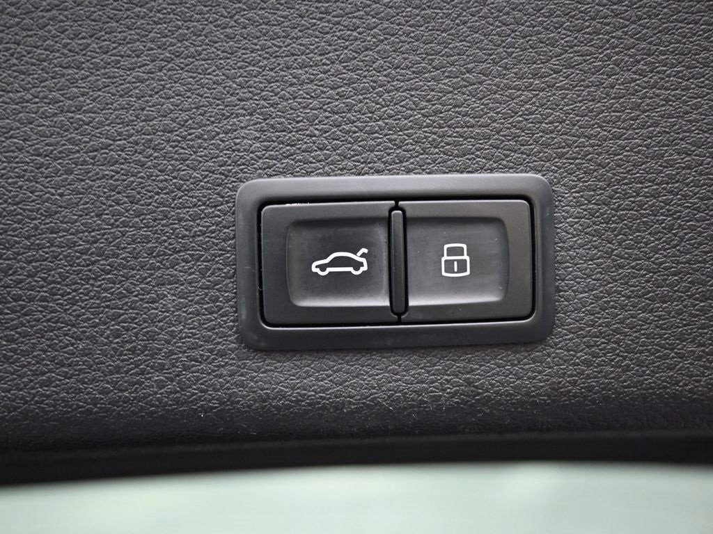 Used 2019 Audi e-tron Prestige w/ Prestige Package image 16