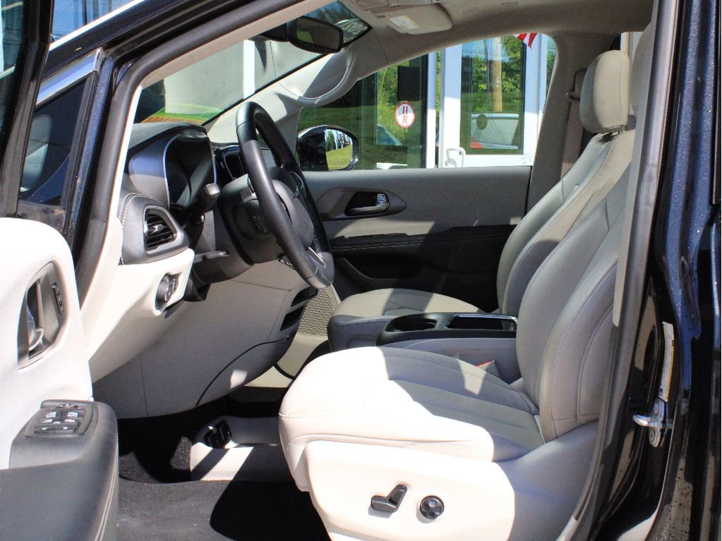 Used 2021 Chrysler Pacifica Touring-L w/ Premium & Safety Sphere Group AWD/4WD image 11