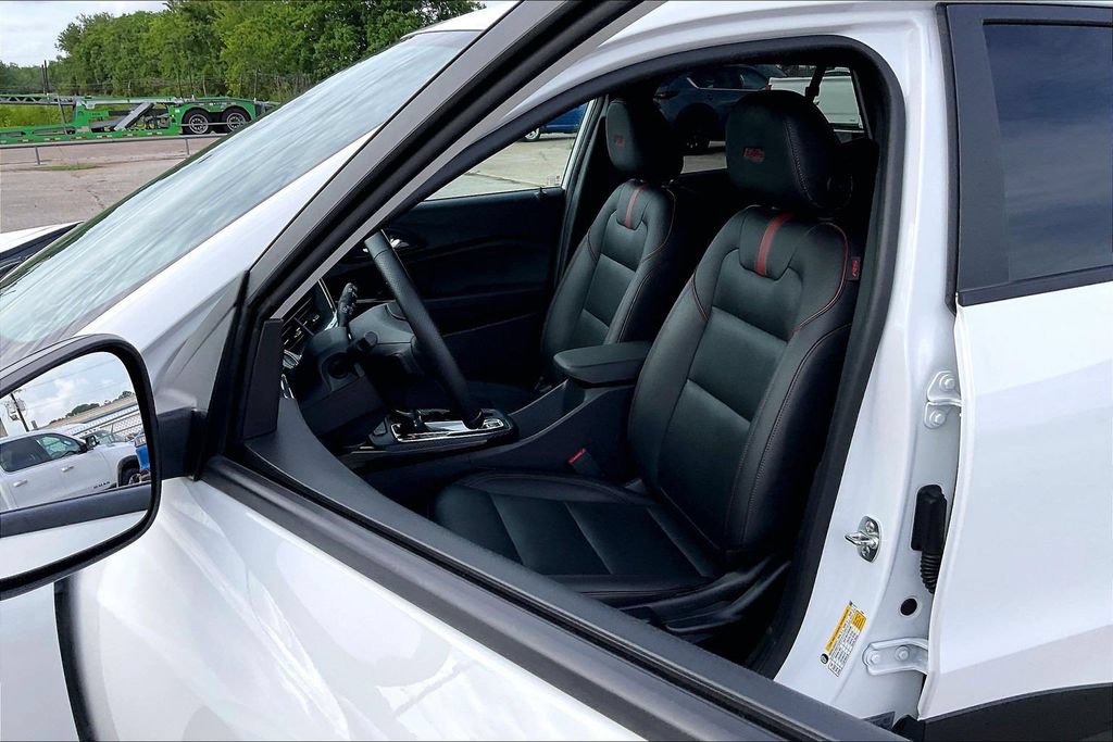 Used 2025 Chevrolet Trax RS FWD image 18
