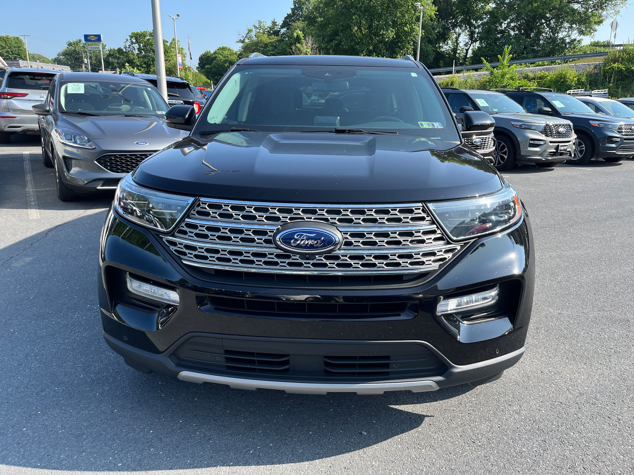 Certified 2023 Ford Explorer Limited w/ Limited Technology Package AWD/4WD image 3