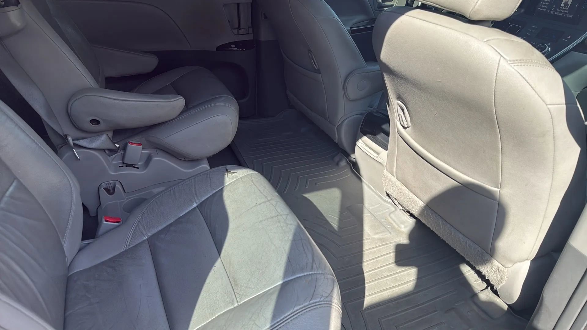 Used 2015 Toyota Sienna XLE w/ XLE Navigation Package FWD image 14