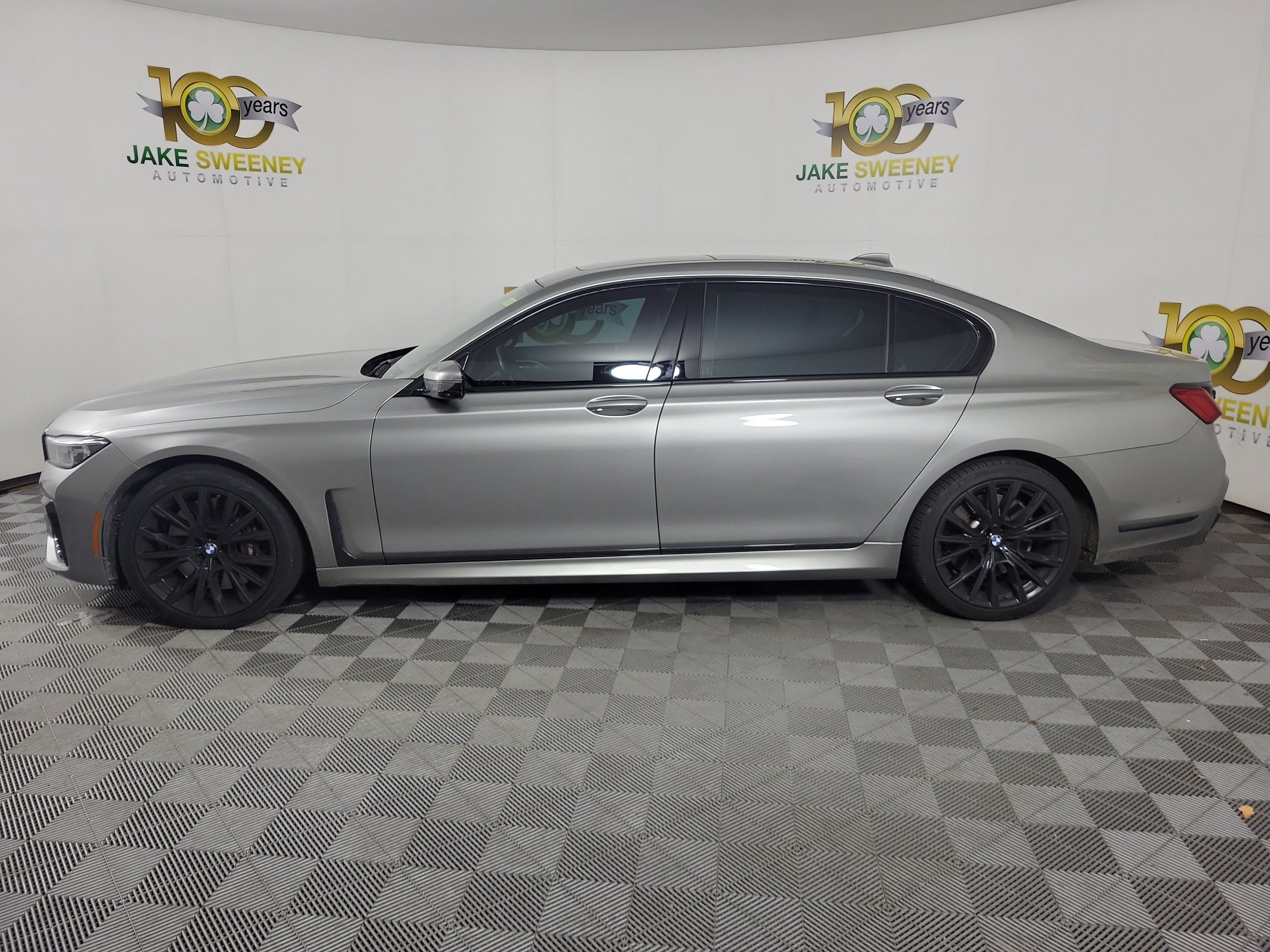 Certified 2022 BMW 740i xDrive w/ Luxury Rear Seating Package AWD/4WD image 2