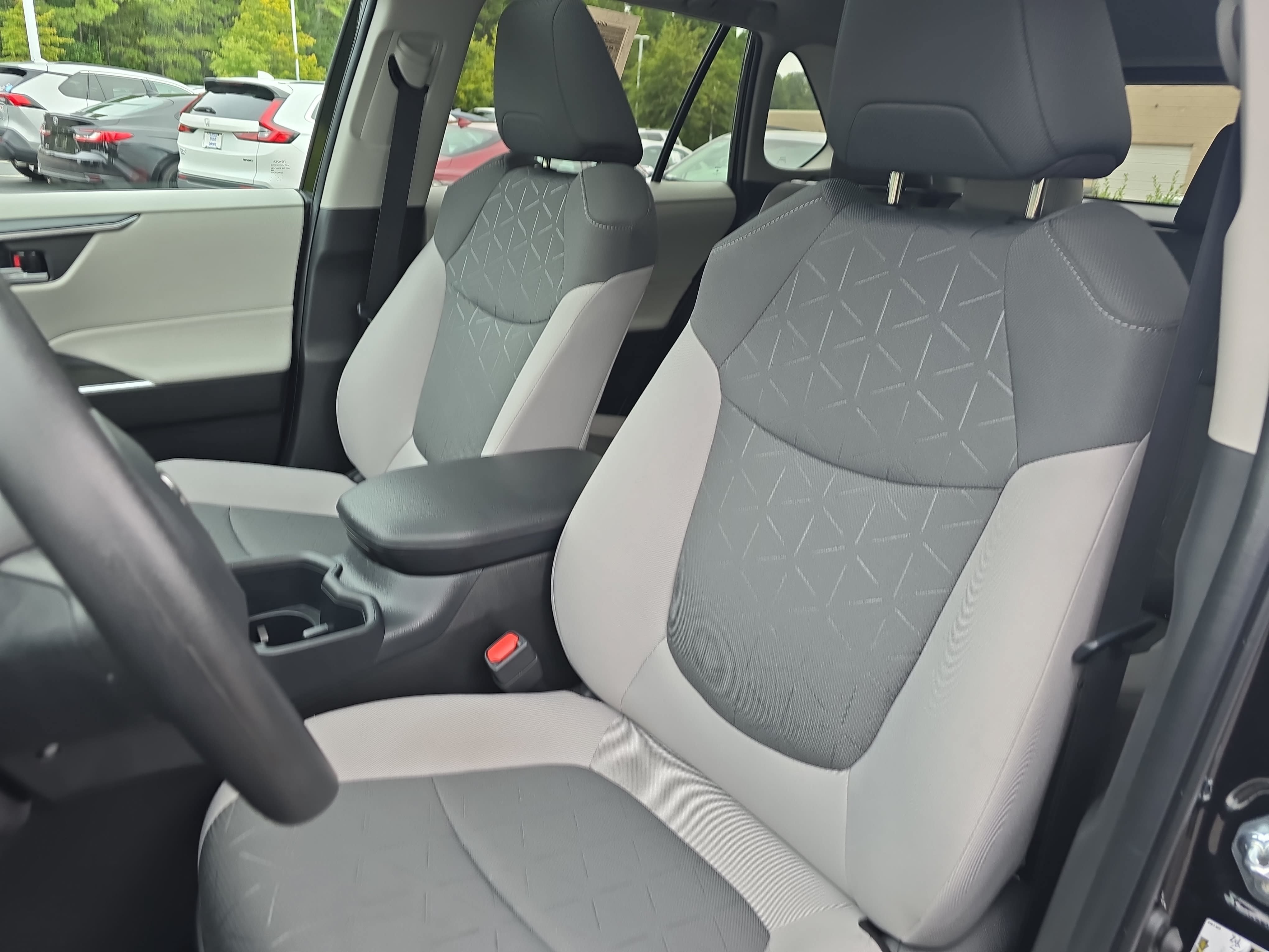 Used 2025 Toyota RAV4 XLE w/ Convenience Package FWD image 15