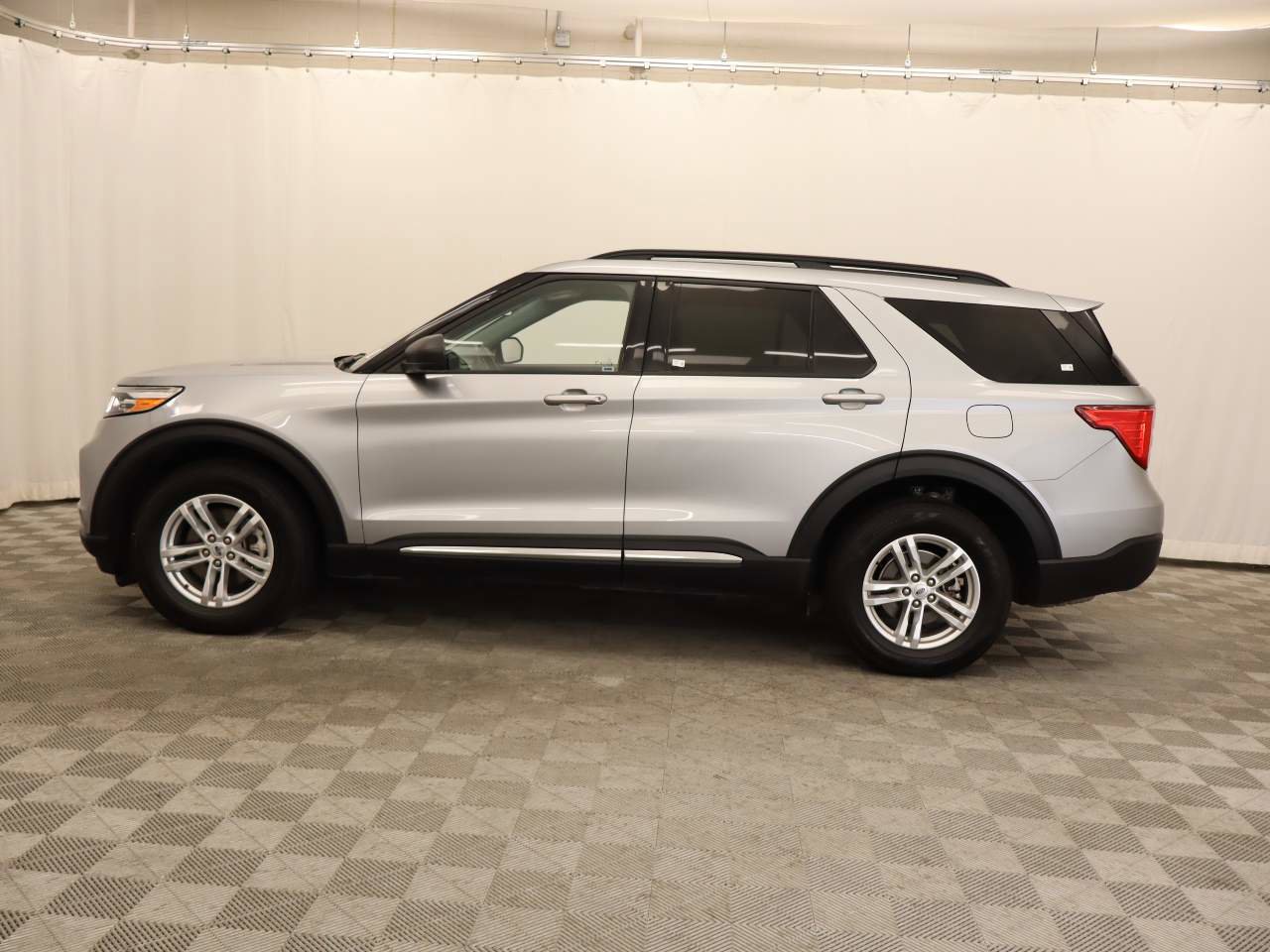 Used 2023 Ford Explorer XLT w/ Equipment Group 202A image 2