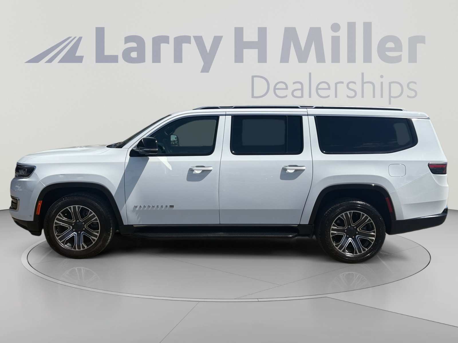 Used 2024 Jeep Wagoneer L Series II w/ Flexible Seating Group RWD image 2