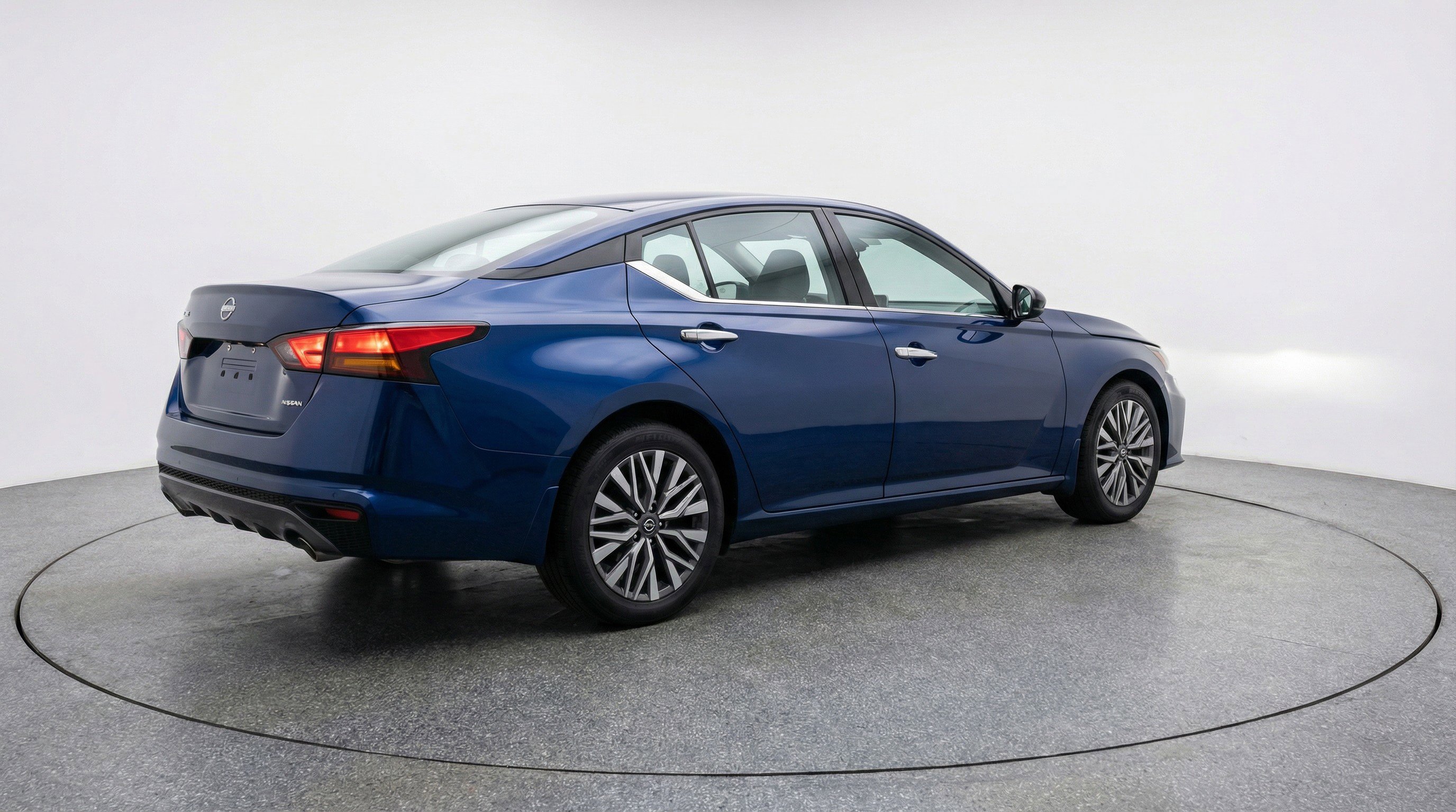 Used 2025 Nissan Altima 2.5 SV image 9