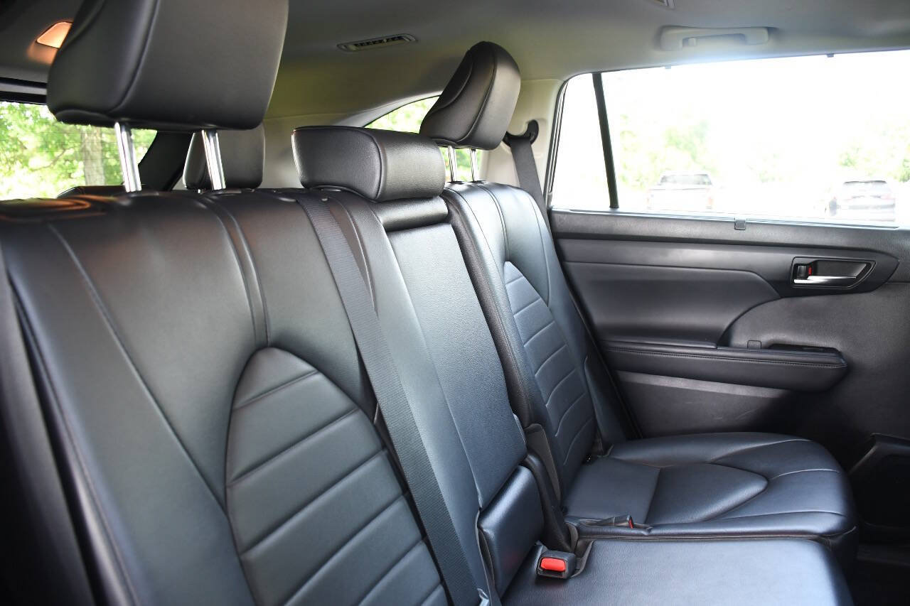 Used 2022 Toyota Highlander XLE AWD/4WD image 23