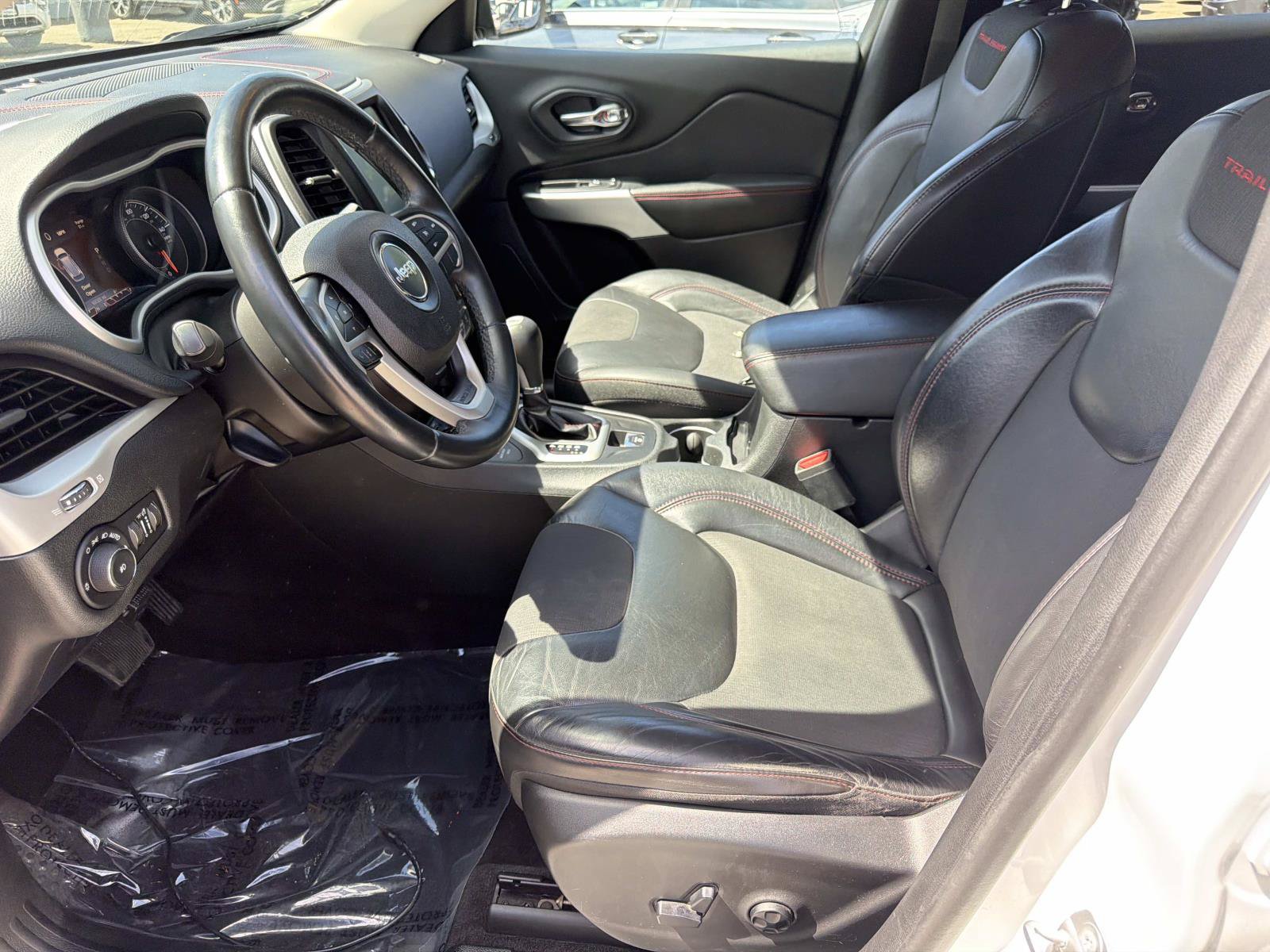 Used 2018 Jeep Cherokee Trailhawk AWD/4WD image 15