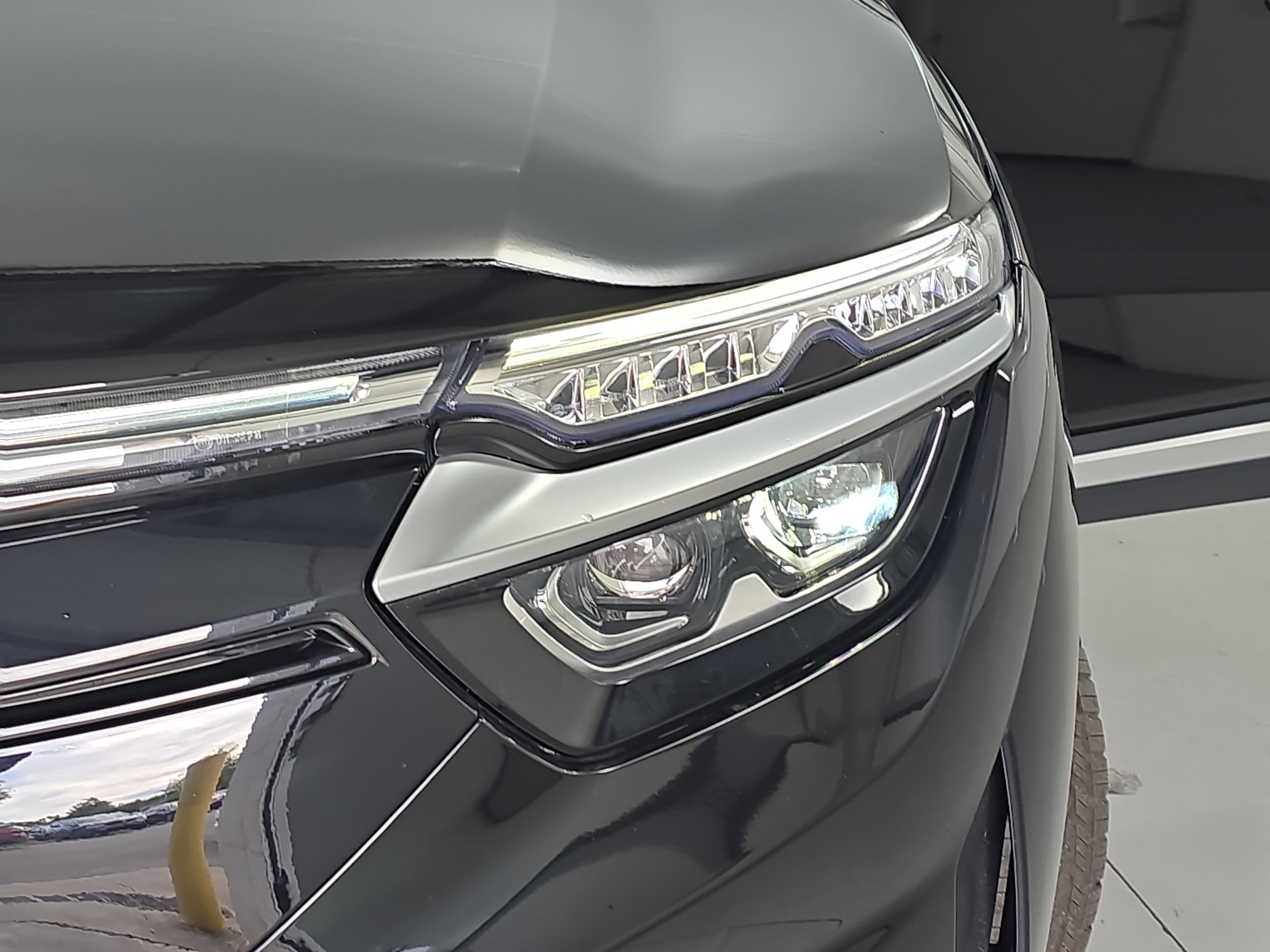 New 2025 VinFast VF 8 Eco image 26