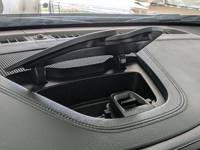 Used 2019 Jeep Cherokee Latitude Plus w/ Cold Weather Group AWD/4WD image 29