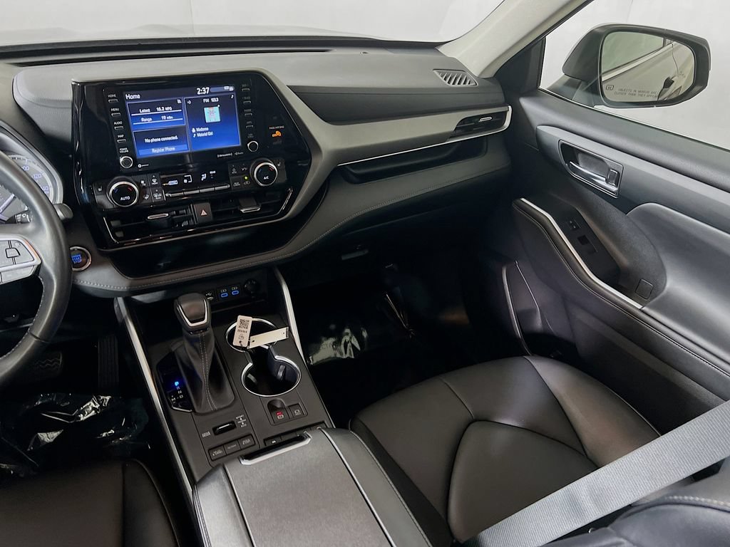 Used 2022 Toyota Highlander XLE AWD/4WD image 21