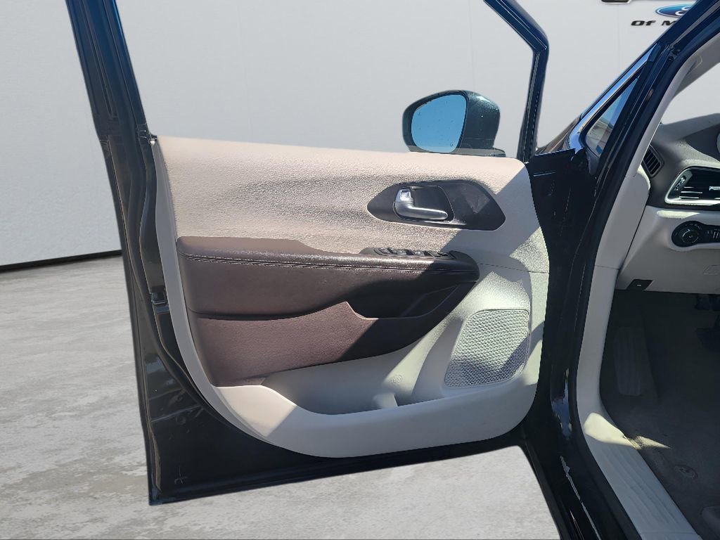 Used 2018 Chrysler Pacifica Touring-L image 9
