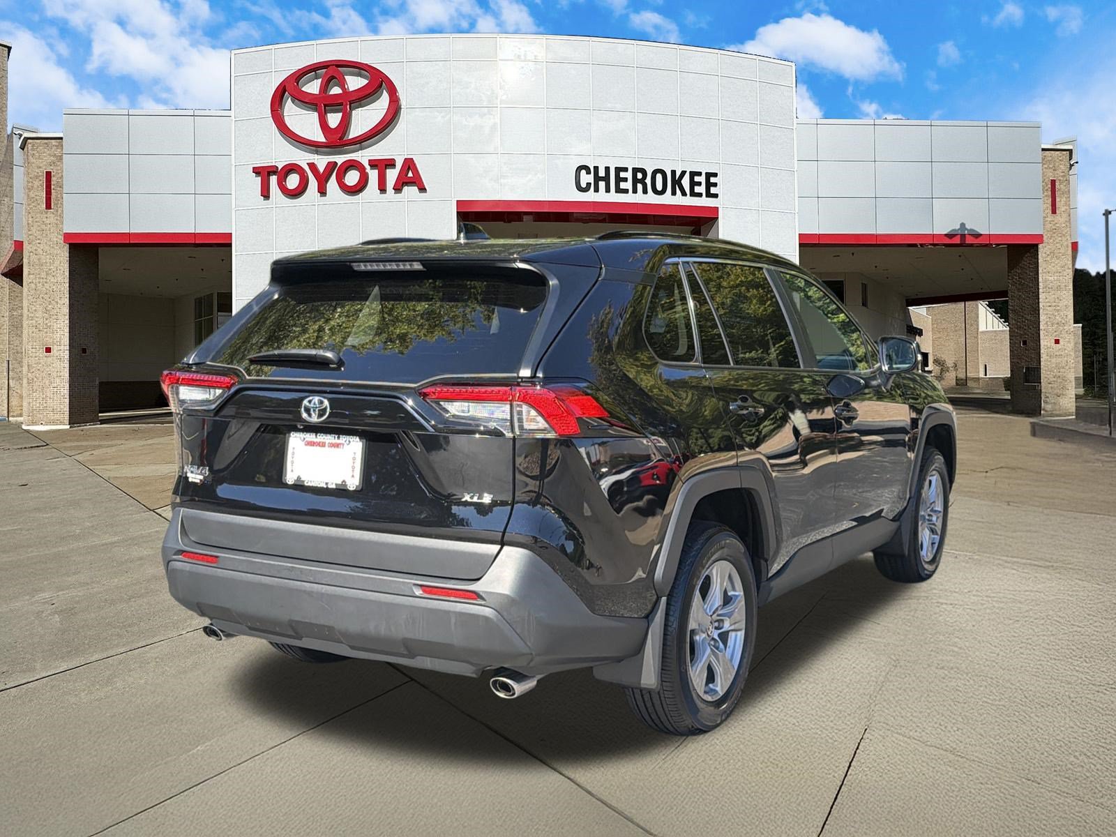 Used 2025 Toyota RAV4 XLE w/ Convenience Package FWD image 5
