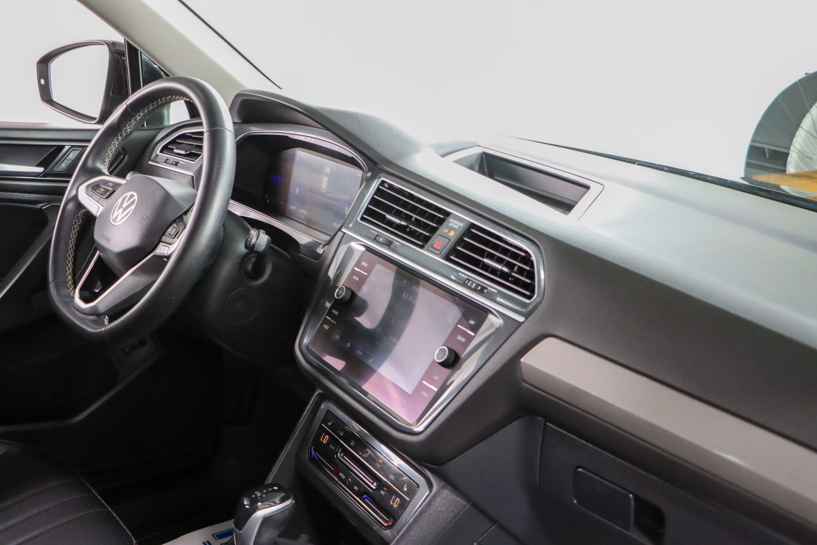 Used 2022 Volkswagen Tiguan SE w/ Panoramic Sunroof Package AWD/4WD image 26