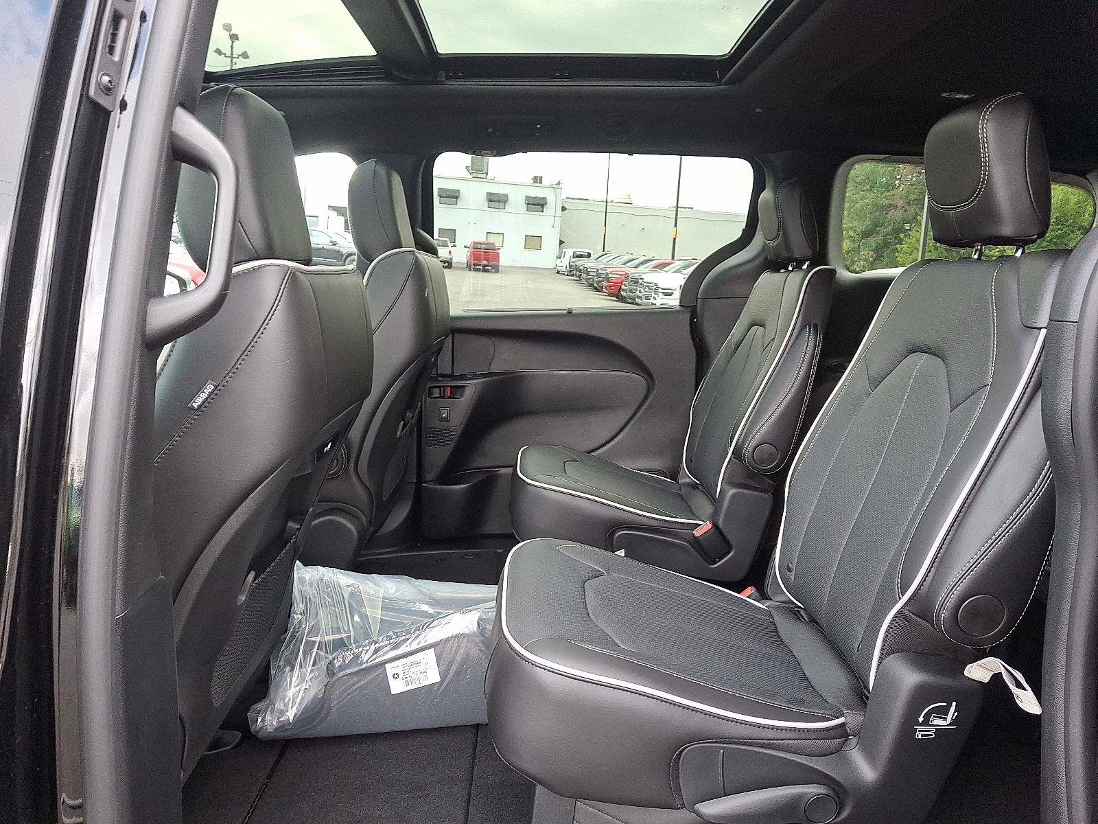 New 2026 Chrysler Pacifica Limited w/ S Appearance Package image 6