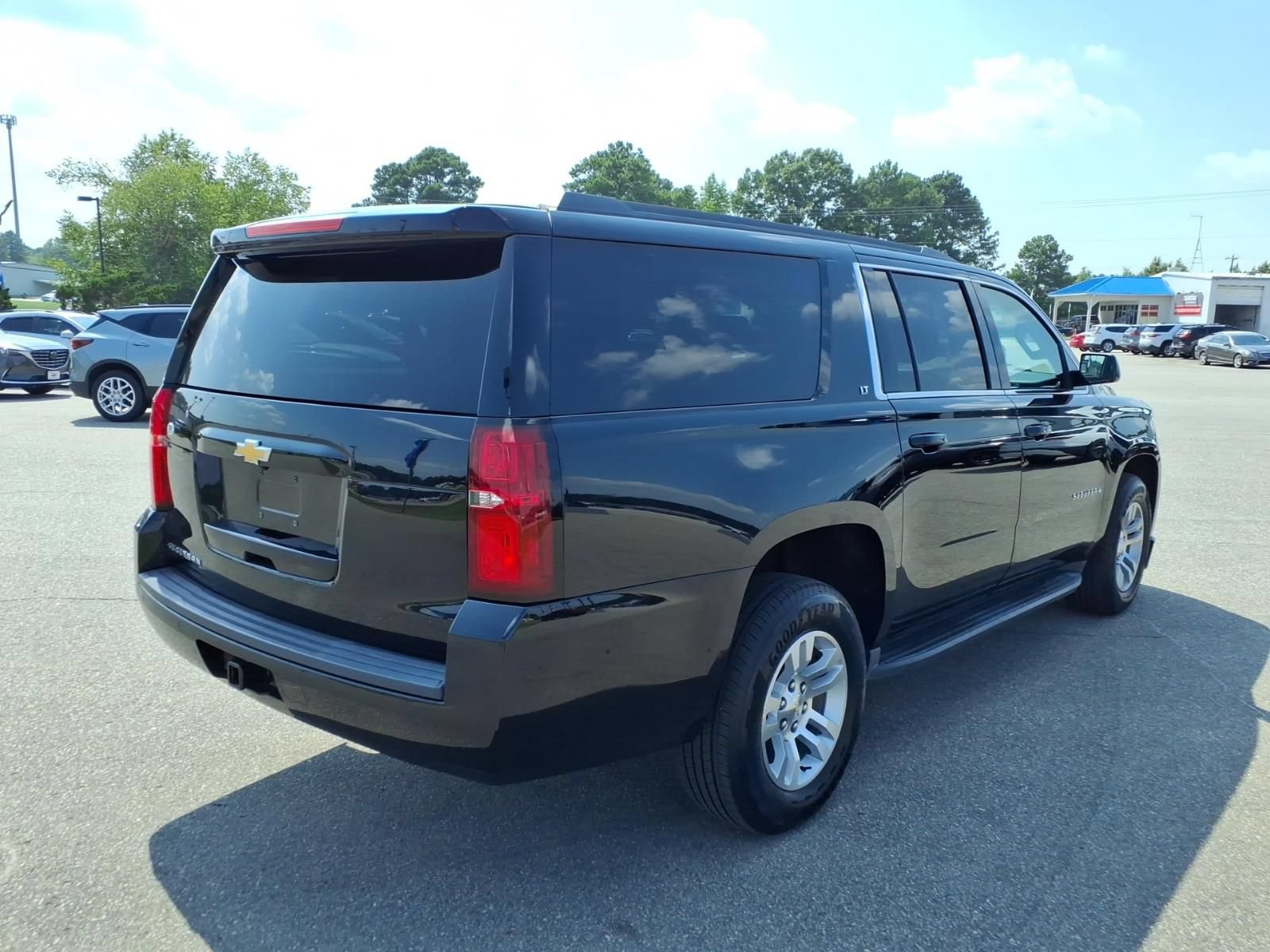 Used 2017 Chevrolet Suburban LT RWD image 5