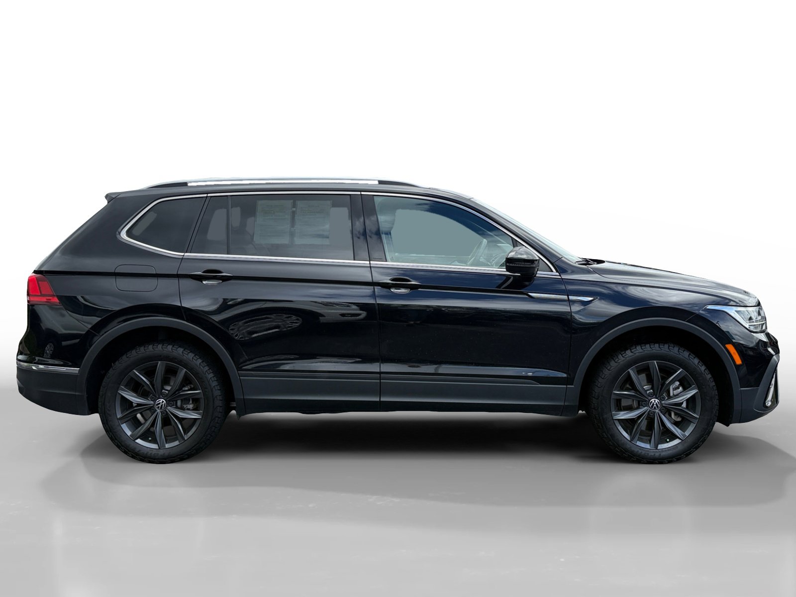 Certified 2023 Volkswagen Tiguan SE w/ Panoramic Sunroof Package image 6