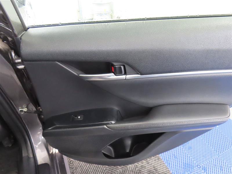 Used 2020 Toyota Camry XLE FWD image 31